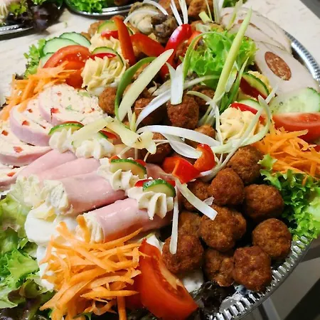 St. Hubertus Etterem Es Panzio فندق مبيت وإفطار *