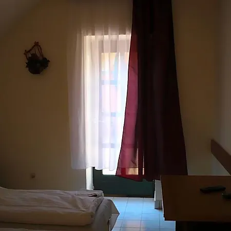St. Hubertus Etterem Es Panzio Bed & Breakfast Parádsasvár