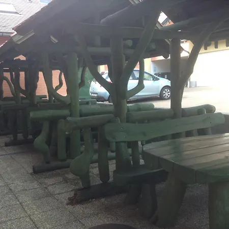 فندق مبيت وإفطار St. Hubertus Etterem Es Panzio Parádsasvár