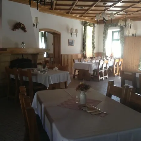 فندق مبيت وإفطار St. Hubertus Etterem Es Panzio Parádsasvár