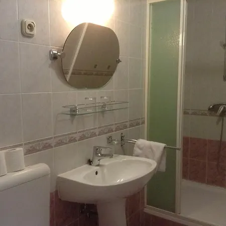 فندق مبيت وإفطار St. Hubertus Etterem Es Panzio