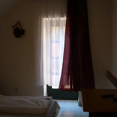 St. Hubertus Etterem Es Panzio فندق مبيت وإفطار Parádsasvár