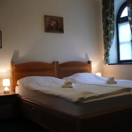 فندق مبيت وإفطار St. Hubertus Etterem Es Panzio *