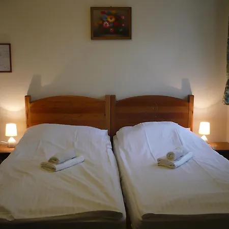 St. Hubertus Etterem Es Panzio فندق مبيت وإفطار *